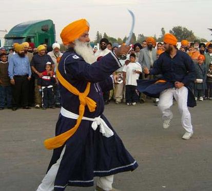 IKAGAR SINGH & BABA JE SPINING KHANDA & KIRPAN.